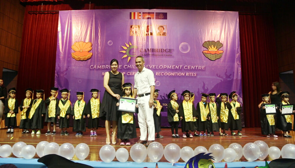 សាលា ខេ​ម​ប្រ៊ី​ជ អន្តរជាតិ​កម្ពុជា ប្រារព្ធ​ពិធី​ចែក​វិញ្ញាបនបត្រ​ដល់​សិស្ស​ម​ត្តេ​យ្យ​សិក្សា