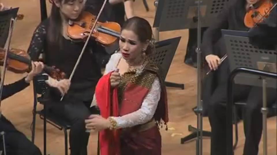 ភ្ញាក់ផ្អើល!! ម៉េង កែវពេជ្ជតា សម្ដែងបទ “កន្សែងក្រហម”  ពេលប្រគំជាមួយវង់ភ្លេង Sin-phony