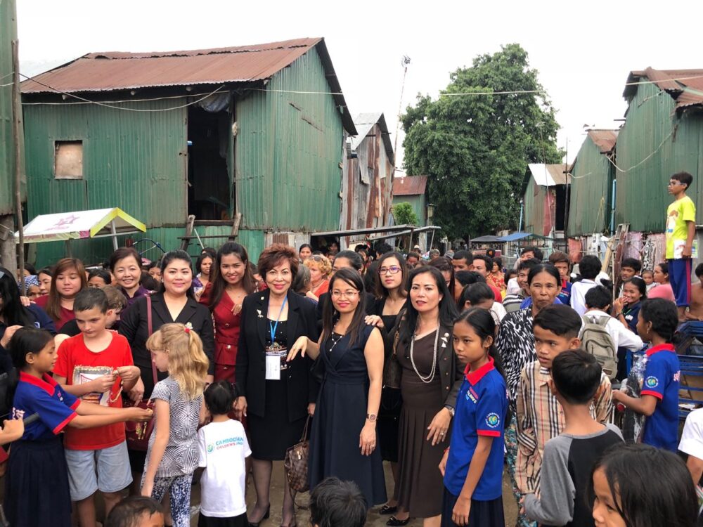 ថ្នាក់ដឹកនាំ​សមាគម​ភ្នាក់ងារ​អចលនវត្ថុ​អាស៊ាន ចែក​អំណោយ​ដល់​កុមារ និង​ចាស់ជរា 200នាក់