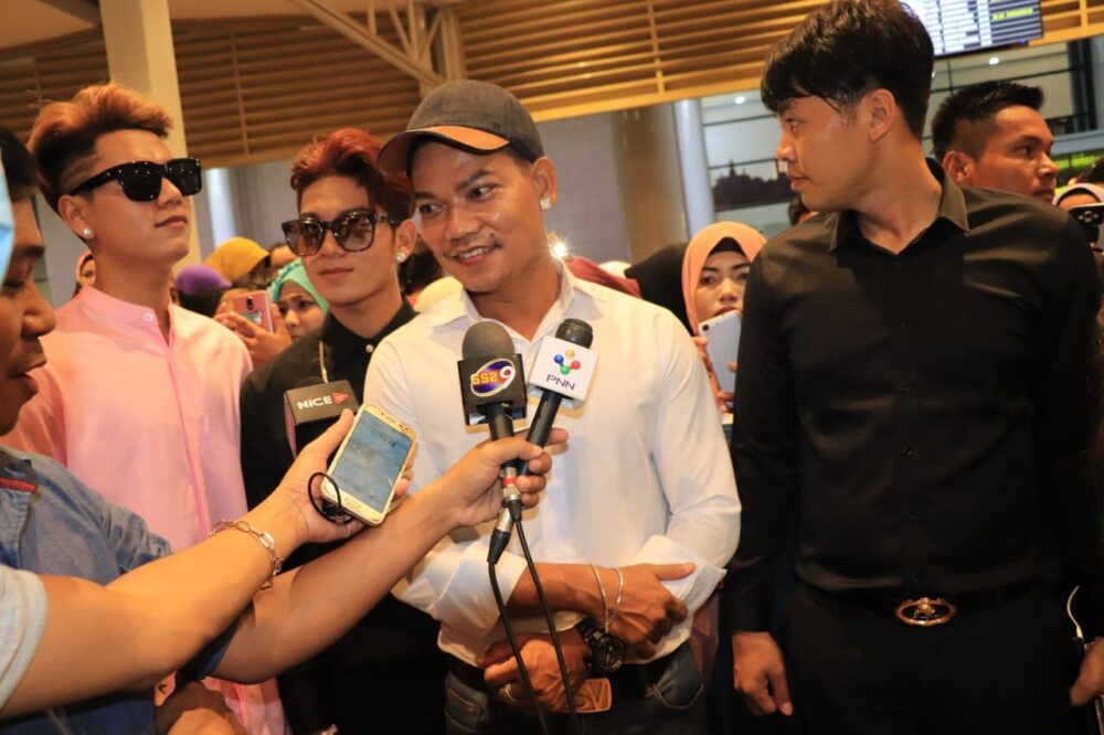 មិនធម្មតា ព្រាប សុវត្ថិ ទៅច្រៀងផង ផ្សព្វផ្សាយអចលនទ្រព្យផង នៅក្នុងប្រទេសកូរ៉េ