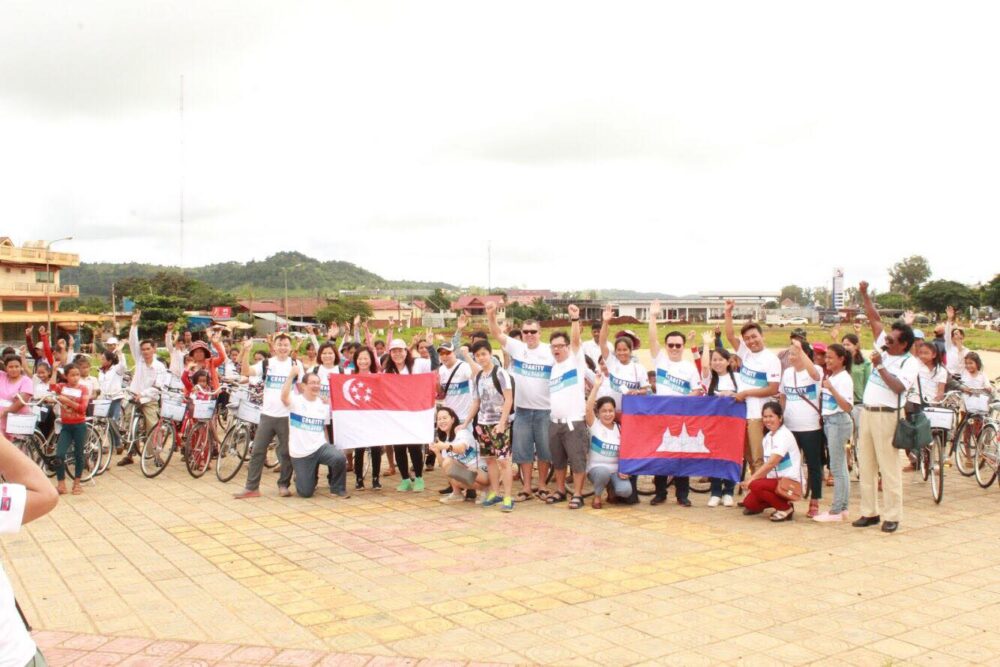 មូលនិធិចេនឡាកម្ពុជា សហការជាមួយ ម័រ៉ាកខហ្វើលហ្វាយសង្ហិបុរី ទិញកង់ សម្ភារៈសិក្សា និងសំលៀកបំពាក់ ជូនបងប្អូនខ្មែរតាមបណ្ដាខេត្តមួយចំនួន