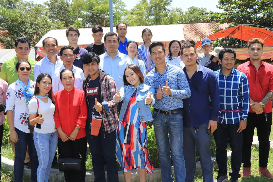 តារាសិល្បៈ ចុះចែកសម្ភារៈសិក្សាច្រើនពាន់ដុល្លារ ដល់សាលាដាច់ស្រយាលមួយ