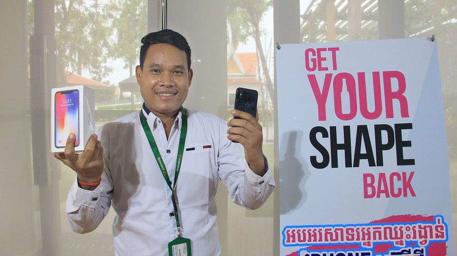 ក្រុមហ៊ុនផលិតស្រាបៀរ​កម្ពុជា (CBL) ប្រគល់​រង្វាន់ iPhone X ជូន​អ្នកឈ្នះ​ពី​កម្មវិធី​ពិសា​ដោយ​ទទួលខុសត្រូវ​ដែលមាន​ឈ្មោះ  «GET YOUR SHAPE BACK»