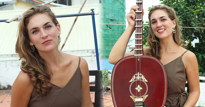 នារីអាមេរិកម្នាក់បកស្រាយបទមហោរី « ឱផ្ទៃស្រុកខ្មែរ » ជាមួយឧបករណ៍ចាប៉ីដងវែងយ៉ាងពិរោះរំណ្ដំចិត្ត