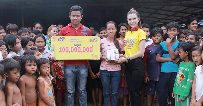 ទឹកប្រាក់ ១០០លានរៀល ពីអុីឈីតាន់ បានបន្តធ្លាក់ដល់ដៃស្រ្តីវ័យក្មេងម្នាក់នៅស្រុកស្អាង ខេត្តកណ្តាល