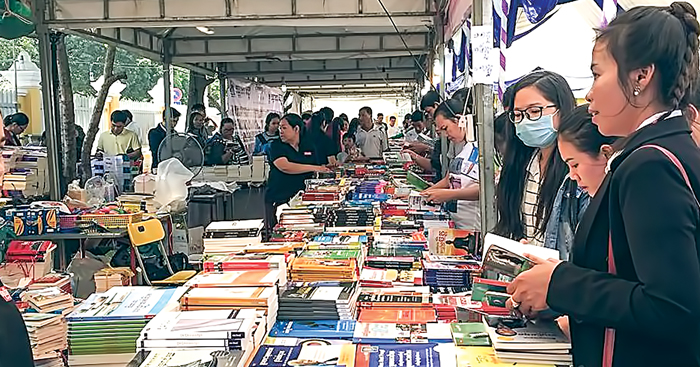 យុវជន​មួយក្រុម​រួមគ្នា​ធ្វើ​ការងារ​បណ្ណាល័យ​ដើម្បី​ចូលរួម​ក្នុង​គោលដៅ​អភិវឌ្ឍន៍​ប្រកបដោយ​ចីរភាព (SDG)