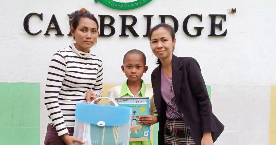 សាលា​អន្តរជាតិ ប្រគល់​អាហារូបករណ៍​ដល់​កុមារ​ពីររូប ដោយហេតុ​ផល​ពីរ​យ៉ាង