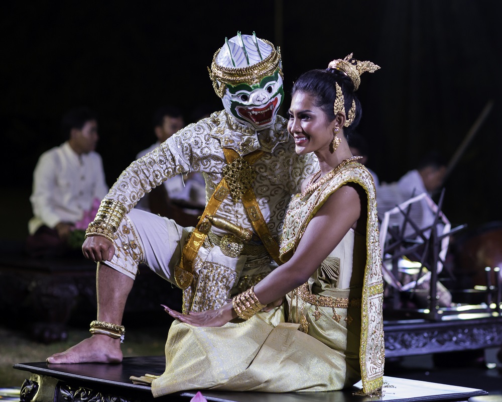 ការ​រួម​បញ្ចូល​គ្នា​រវាង​ម៉ាក​រថយន្ត Jaguar និង មរតក​នៃ​ការ​រចនា​ម៉ូត​របស់ សំអាងការ នួន ស្រី