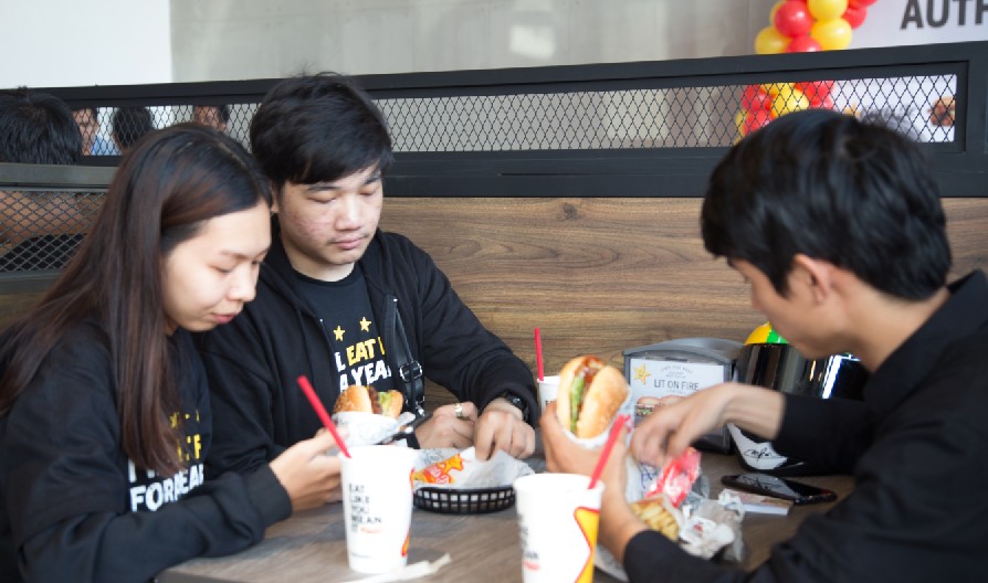 អតិថិជន 50នាក់ដំបូង ទទួលបានការញ៉ាំ Free ពេញ1ឆ្នាំ ក្នុងថ្ងៃសម្ពោធហាងថ្មីសាខាទី4 របស់ Carl’s Jr.