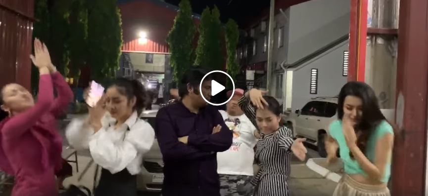 អីយ៉ាៗ!! នីឡា និងតារាខ្មែរគ្រវីសក់មិនចាញ់យាយគ្រវីសក់ប៉ុន្មានទេ តោះ​មើល…