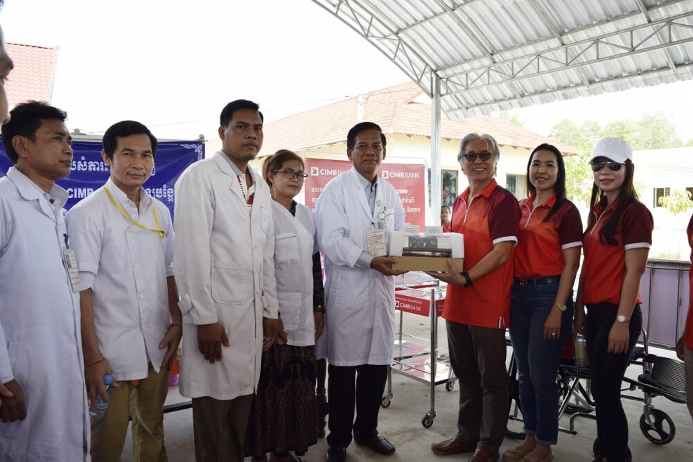 ធនាគារ CIMB ឧបត្ថម្ភ​គ្រឿង​បរិក្ខារ​ពេទ្យ​មួយចំនួន ដល់​មន្ទីរពេទ្យបង្អែក​បាទី