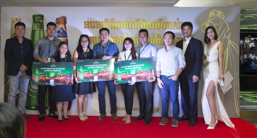 ស្រាបៀរ ABC Extra Stout, Heineken, Tiger បានប្រគល់រង្វាន់ផ្តាច់ព្រ័ត្រជូនគូស្វាមីភរិយាថ្មី ឆ្នាំ 2017-2018