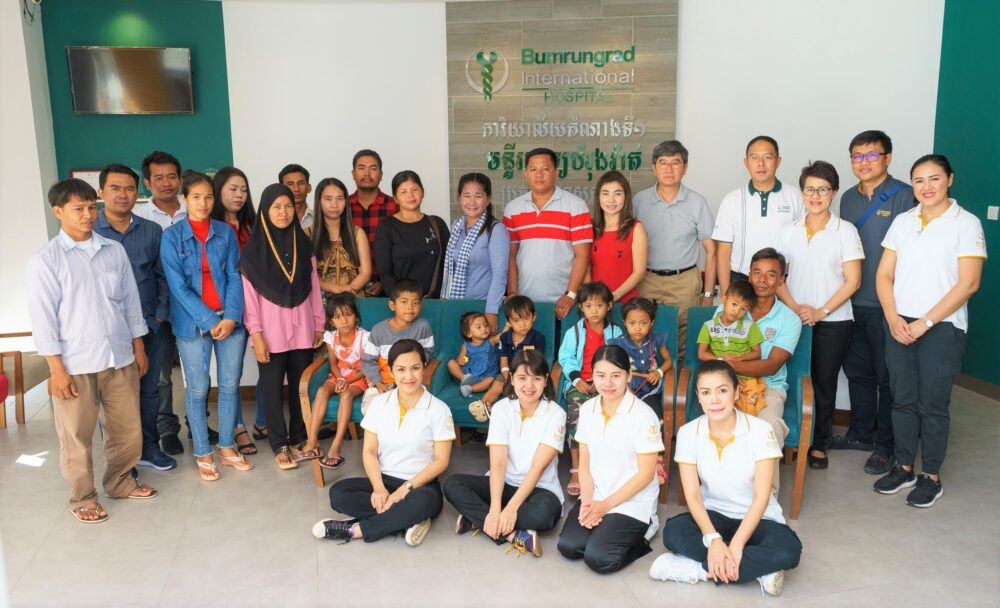 កុមារ​កម្ពុជា​ដែល​គ្មាន​លទ្ធភាព វិលត្រឡប់​មកវិញហើយ​បន្ទាប់ពី​បាន​វះកាត់​ព្យាបាល​ជំងឺបេះដូង​ពី​កំណើត​ដោយ​ជោគជ័យ​នៅ​មន្ទីរពេទ្យ​បំ​រ៉ុង​រ៉ាត់​ប្រទេស​ថៃ