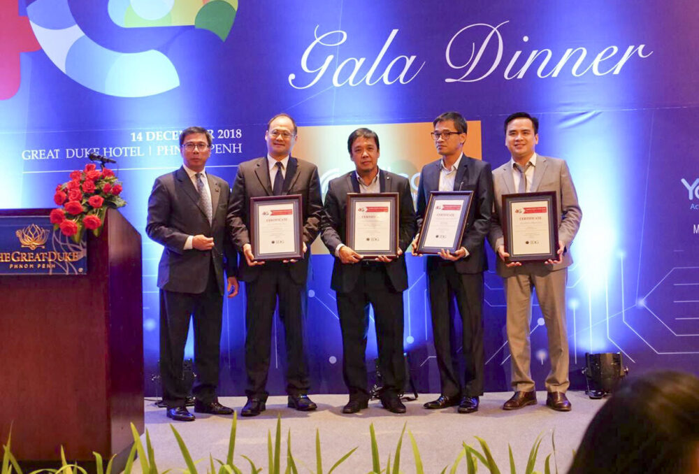 ធនាគារ​ឈានមុខ​គេ​ផ្នែក FinTech នៅ​កម្ពុជា បានឈ្នះ​ពាន “សេវា​ប្រតិបត្តិការ មិន​ប្រើ​សាច់ប្រាក់​ល្អ​បំផុត ឆ្នាំ2018”