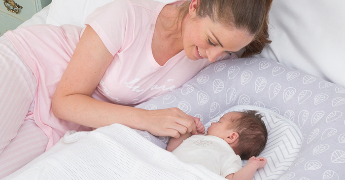 ទារក-កនៅទន់ដាក់ខ្នើយឱ្យគេងមានគ្រោះថ្នាក់ឬទេ? ពេលណាដាក់ខ្នើយឱ្យកើយបាន?