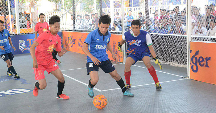 ក្រុម ធនាគារស្រូវ ប៉ះក្រុម ស៊ាន ពិសិដ្ឋនៃវគ្គជម្រុះមណ្ឌលទី៤ Tiger Street Football Festival 2019 នៅមណ្ឌលបាត់ដំបងថ្ងៃបើកឆាកដំបូង