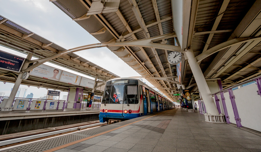 រដ្ឋាភិបាលថៃប្រយុទ្ធប្រឆាំងនឹងផ្សែងអ័ព្ទពុលនៅបាងកក និងផ្អាកសាងសង់គម្រោងរថភ្លើងអេឡិចត្រូនិកនៅក្នុងទីក្រុង