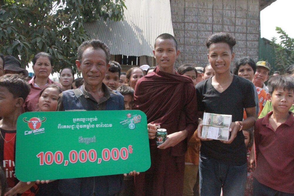 ទឹកប្រាក់ 100លាន​រៀល ពី​ភេសជ្ជៈ​ប៉ូវ​កម្លាំង ខា​រ៉ា​បាវ បាន​ទៅលើ​ព្រះសង្ឃ​មួយអង្គ និង​សិស្ស​លោក​ម្នា​ក់នៅ​ខេត្តកំពង់ស្ពឺ