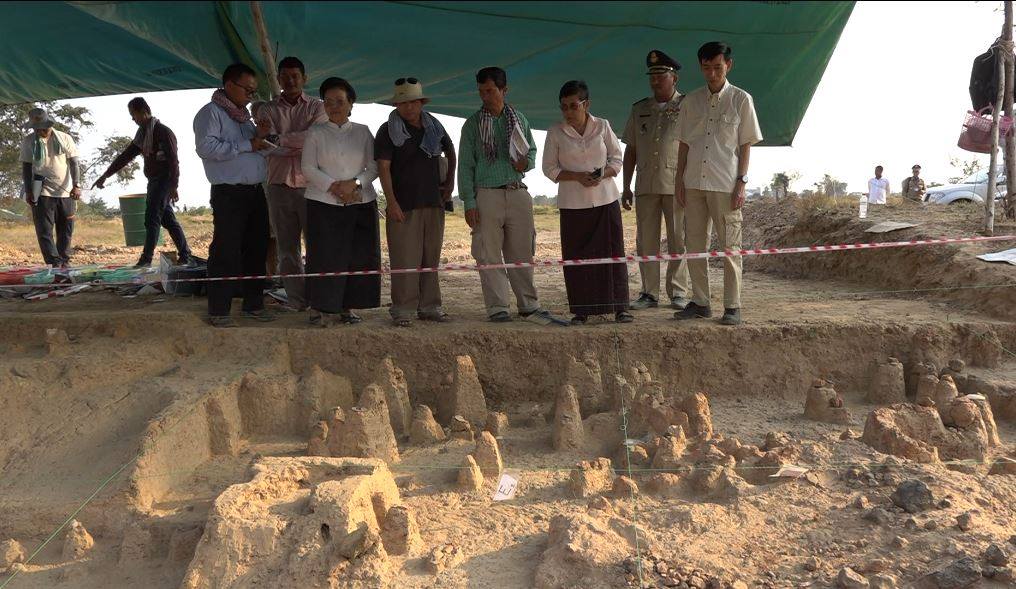 ក្រុម​បុរាណ​វិទូ​បន្ត​រក​ឃើញ​ស្លាកស្នាម​វប្បធម៌​មាន​អាយុកាល​ចាស់​ជាងគេ​នៅ​ម្តុំ​ជើងឯក​