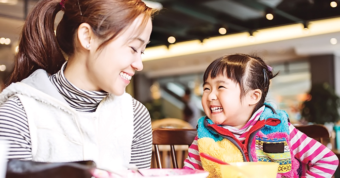 គ្រាន់តែ​និយាយ​ជាមួយ​កូនតូច​ ក៏អាច​ជួយ​ឱ្យ​គេ​ក្លាយជា​មនុស្ស​ពូកែ​បាន​ដែរ​