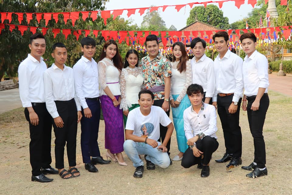 គ្រួសារតារាកម្ពុជា បង្ហាញសកម្មភាពថតស្ពតអប់រំសម្រាប់បុណ្យចូលឆ្នាំខ្មែរក្នុងព្រះវិហារបុរាណវិចិត្តារាម