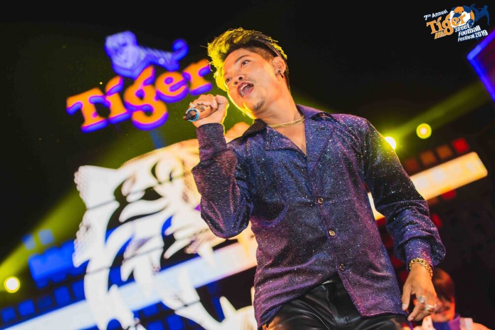 លោក ព្រាប សុវត្ថិ ដឹកដៃកូនប្រុសទំាង២នាក់ធ្វើកក្រើកឆាកតន្រ្តី Tiger Street Football Festival 2019នាវគ្គផ្តាច់ព្រ័ត្រទូទាំងប្រទេស