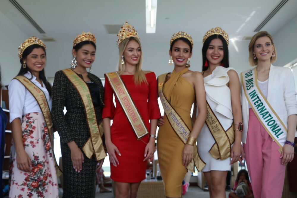 កញ្ញាឯក​ភពផែន​ដី​ទាំង​ ​5​ ​រូប​ ​សន្យា​នាំ​យក​ប្រពៃណី​ ​វប្បធម៌​ ​និង​ជួយ​ផ្សាយ​ពី​អង្ករ​កម្ពុជា​ទៅដល់​ពិភពលោក​