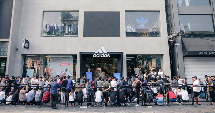 ការសម្ពោធដាក់លក់ជាផ្លូវការស្បែកជើងម៉ូត YEEZY BOOST 350 V2 HYPERSPACE