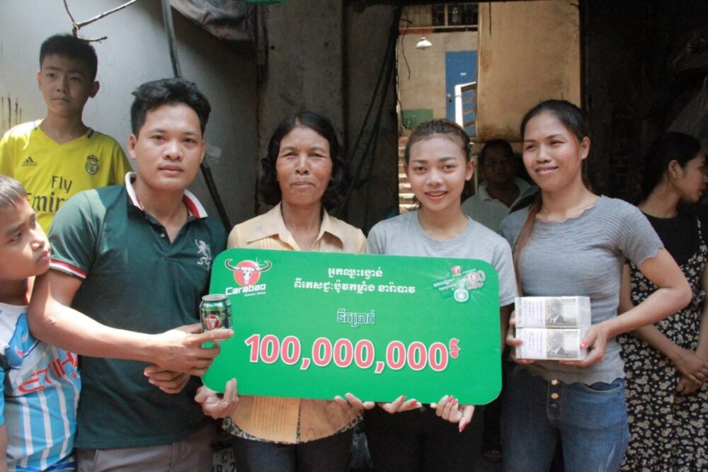 ទឹកប្រាក់១០០លាន​រៀល​ ពី​ភេសជ្ជៈ​ប៉ូវ​កម្លាំង​ ខា​រ៉ា​បាវ​ បាន​បន្ត​ធ្លាក់​ដល់ដៃ​នារី២នាក់​ជា​បងប្អូន​នឹងគ្នា​