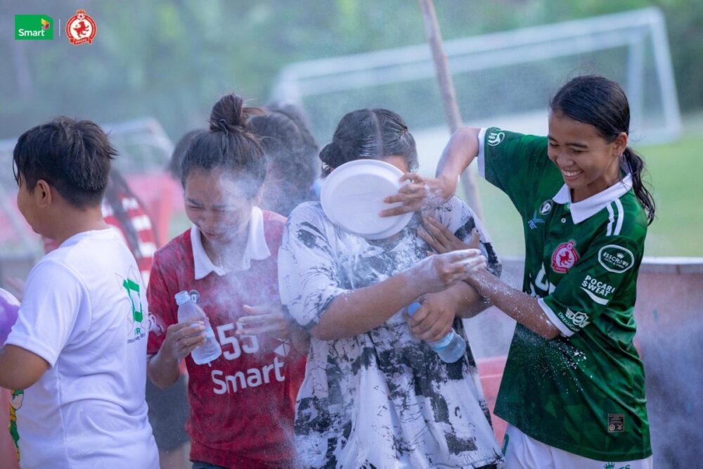 ក្លិប​បាល់ទាត់​ភ្នំ​ពេញ​ក្រោ​នប្រា​រព្ធ​ពិធី​ចូលឆ្នាំ​សង្ក្រាន្ត​ភ្នំ​ពេញ​ក្រោ​នយ៉ា​ងរី​ករាយ​