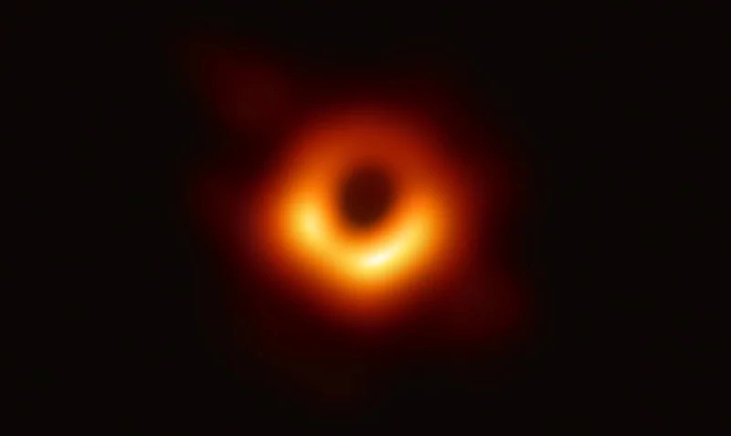គេ​ថត​បាន​រូប​ Black​ Hole​ លើកដំបូង​ក្នុង​ប្រវត្តិ​សាស្រ្ត​ មាន​ទំហំ​ធំ​ស្មើនឹង​ 3លាន​ដង​នៃ​អង្កត់ផ្ចិត​ផែនដី​