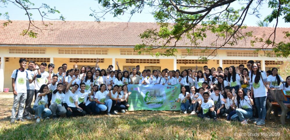 និស្សិត​សេដ្ឋកិច្ច​ និង​គ្រប់គ្រង​មក​ពីសា​កល​វិទ្យាល័យ​ ភូមិន្ទ​នីតិ​សាស្រ្ត​ និង​វិទ្យាសាស្រ្ត​សេដ្ឋកិច្ច​ រួមគ្នា​ធ្វើការងារ​សង្គម​