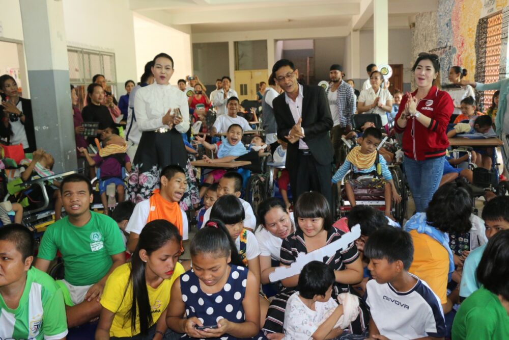 តារា​សិល្បៈ​ធ្វើ​រឿង​សប្បុរសធម៌​ និង​ទប់ទឹក​ភ្នែក​មិន​ជាប់​ពេល​ជួប​ចែក​អំណោយ​កុមារ​បាត់បង់​សតិបញ្ញា​ និង​ ឳពុក​ម្ដាយ​បោះបង់ចោល​