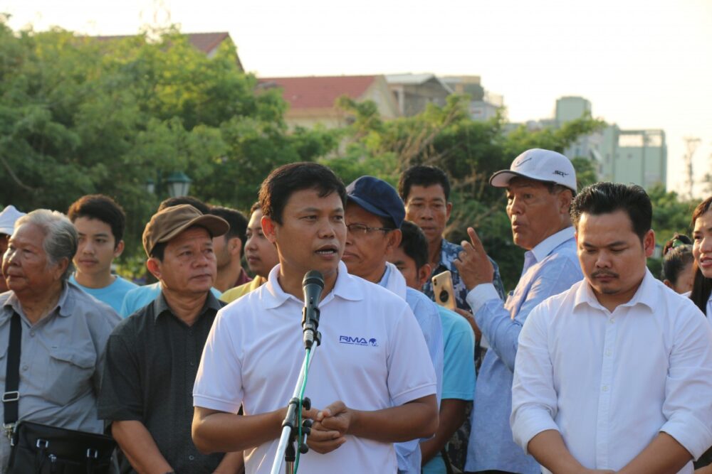 ក្រុមហ៊ុន​ អ អិម​ អេ​ ខេម​បូ​ឌា​ ដឹកនាំ​បុគ្គលិក​ជាង៥០០នាក់​ ចុះ​សម្អាត​សំរាម​នៅ​មាត់ទន្លេ​ជ្រោយ​ចង្វា​រ