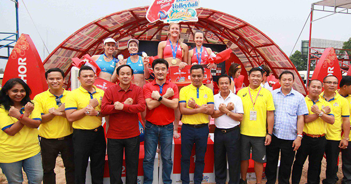 ក្រុម​បាល់ទះ​នារី​សហរដ្ឋអាមេរិក​ឈ្នះ​ជើងឯក​បាល់​ការប្រកួត​ទះ​ឆ្នេរខ្សាច់​ស្រាបៀ​អាន់​ឆ័​រលើ​កទី២នៅ​ខេត្តបាត់ដំបង​