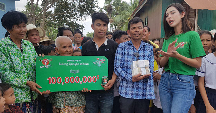 គ្រូបង្រៀនម្នាក់មានសំណាងបានឈ្នះរង្វាន់ ១០០លានរៀល ពីភេសជ្ជៈប៉ូវកម្លាំង ខារ៉ាបាវ