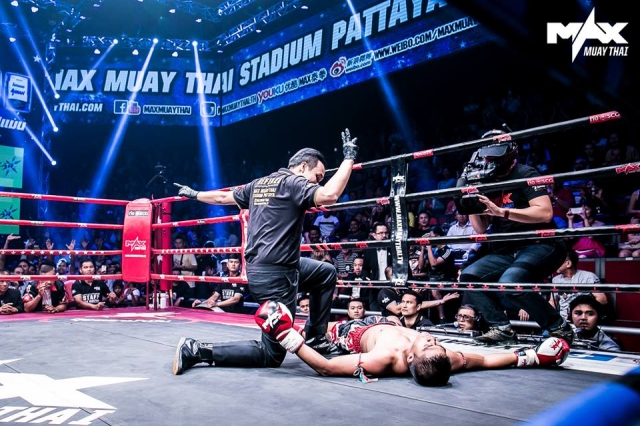 កីឡាករ​ថៃ​សន្លប់ឈឹង​នៅ​ទឹក​ទី3​ ក្រោម​ថ្វី​កែង​ ធឿន​ ធា​រ៉ា​ ក្នុង​ថ្ងៃចូលឆ្នាំ​ខ្មែរ​