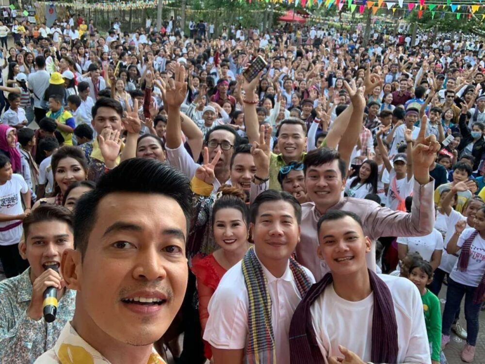 ឆ្នាំ​ដំបូង​មែន​ ! តារា​សិល្បៈ​ល្បី​ៗរួមគ្នា​ធ្វើ​ឱ្យ​កក្រើក​ព្រឹត្តិ​កា​រណ៍​សង្ក្រាន្ដ​ព្រែកឯង​ផ្អើល​វិទ្យាល័យ