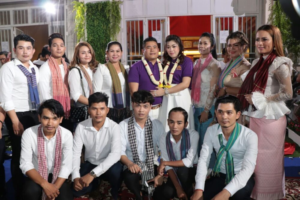 ញាក់សាច់! តារាសិល្បៈល្បីៗមិនតិចជាង 60 នាក់ បង្ហាញខ្លួនច្រូងច្រាងក្នុងពិធីកាត់ខ្សែបូរយប់មិញ