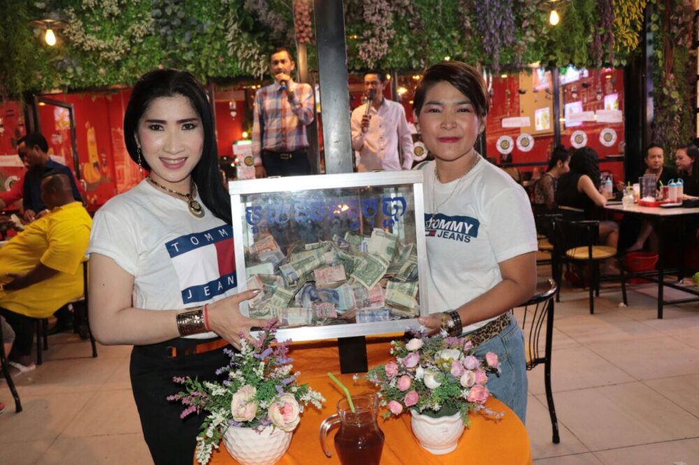 កៀក​ចូលឆ្នាំ​ខ្មែរ​នេះ​ តារា​សិល្បៈ​មួយ​ក្រុម​កាន់​ហឹប​ ដើរ​រៃអង្គាស​ប្រាក់​ជួយ​គន្ធបុប្ផា​ និង​មជ្ឈមណ្ឌល​ជាតិ​ថែទាំ​កុមារ​និង​ទារក​