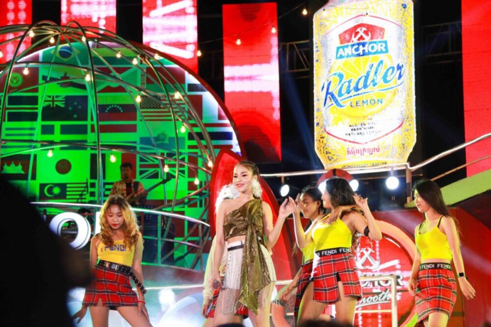 ការ​ប្រគំតន្ត្រី​យក្ស​នៃ​ការប្រកួត​កីឡាបាល់ទះ​ឆ្នេរខ្សាច់​អន្តរជាតិ​ស្រា​បៀរ​អាន់​ឆ័​រលើ​កទី២ធ្វើឲ្យ​កក្រើក​ទឹកដី​បាត់ដំបង