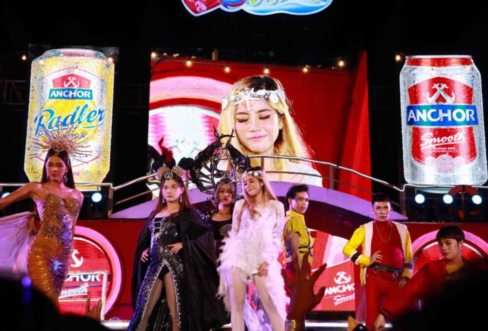 ការប្រគំតន្រ្តីរាត្រីវគ្គផ្តាច់ព្រ័ត្រស្រាបៀរអាន់ឆ័រចូលរួមទស្សនាយ៉ាងភ្លូកទឹកភ្លូកដីនៅក្រុងបាត់ដំបង