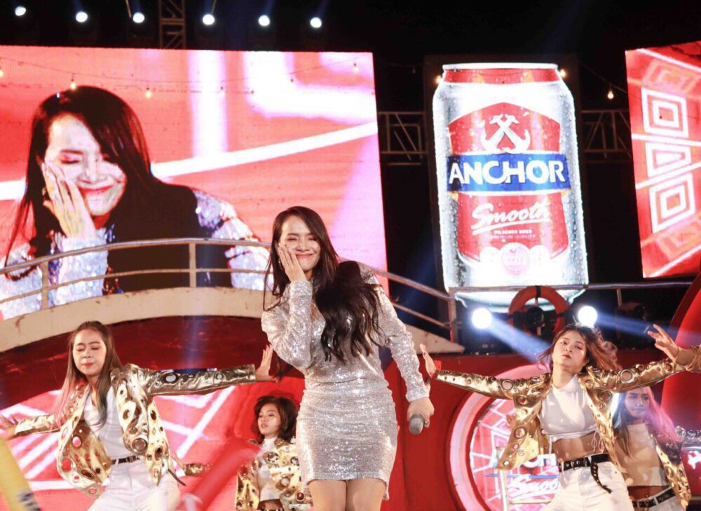 ការប្រគំតន្រ្តីរបស់ស្រាបៀរអាន់ឆ័រចូលរួមទស្សនាយ៉ាងភ្លូកទឹកភ្លូកដីនៅខេត្តកំពង់ចាមក្នុងឱកាសពិធីបុណ្យចូលឆ្នាំខ្មែរ