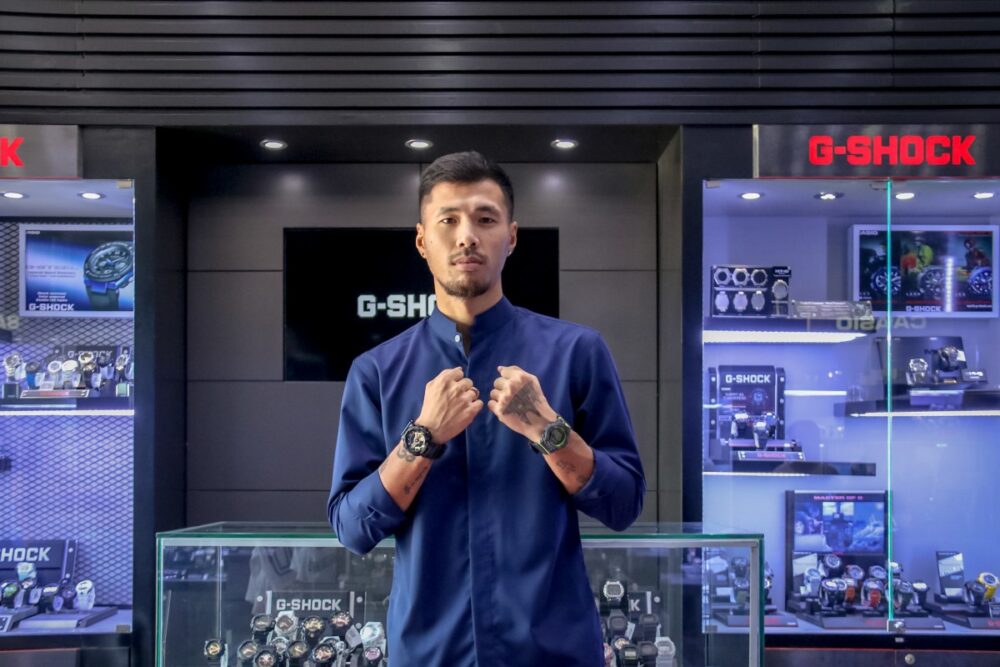 កីឡាករ​ជម្រើសជាតិ​កម្ពុជា​ ​ធារី​ ​ចន្ថា​ប៊ី​ន​ ​បាន​ចុះ​កុងត្រា​ធ្វើជា​ ​ឯកអគ្គ​រាជទូត​ ​សុឆន្ទៈ​ ​ផ្នែក​កីឡា​ ​សម្រាប់​ប្រ៊េ​ននា​ឡិកា​ ​CASIO​ ​G​-​SHOCK​