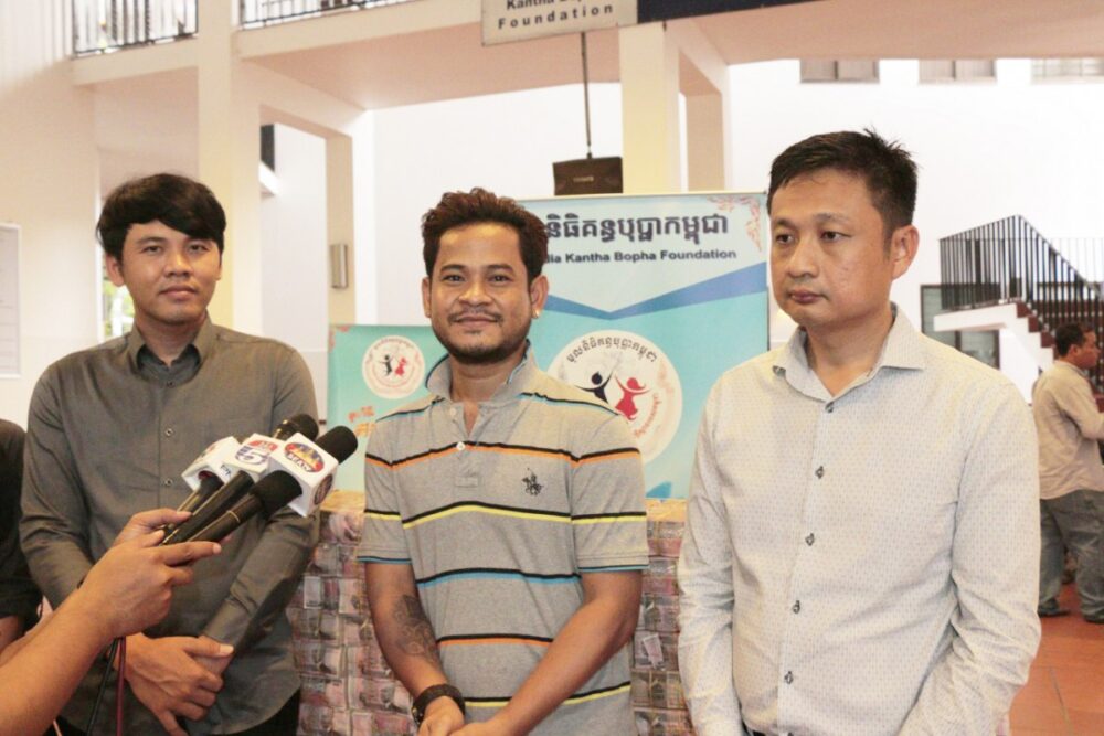 ក្រោយរៃអង្គាសប្រគំតន្ត្រីនៅកូរ៉េ តារាចម្រៀង ខេម និងលោក ឡេង ណាវ៉ាត្រា ប្រគល់ប្រាក់ជូនគន្ធបុប្ផា
