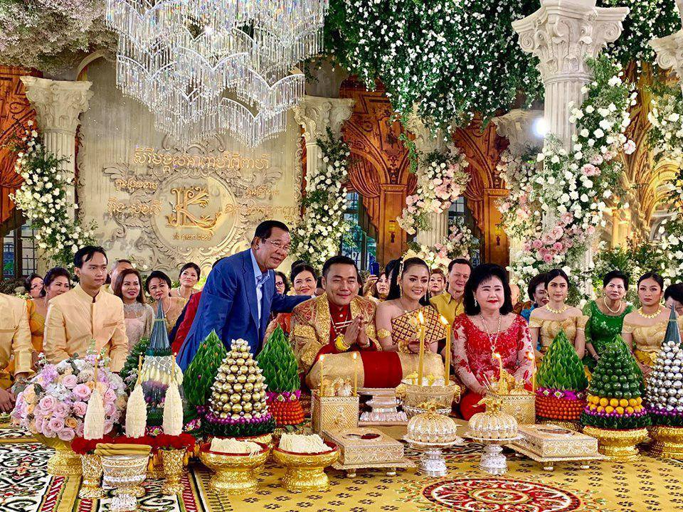 ធៀប​ការ​កំពូល​តារាចម្រៀង​ ​ឱក​ ​សុគន្ធ​កញ្ញា​ ​រចនា​ដោយ​ស្នាដៃ​កូនខ្មែរ​!​ ​(​Video​ ​inside​)​