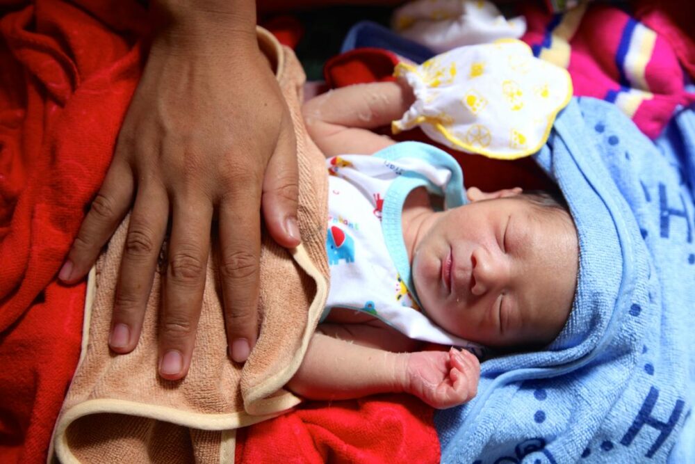 ប្រាក់ឧបត្ថម្ភ​ស្រ្តី​មានផ្ទៃពោះ​ក្រីក្រ​ ​និង​កូន​អាយុ​ក្រោម​ ​2ឆ្នាំ​ ​នឹង​ចាប់ផ្តើម​អនុវត្ត​នៅដើម​ខែក្រោយ​នេះ​