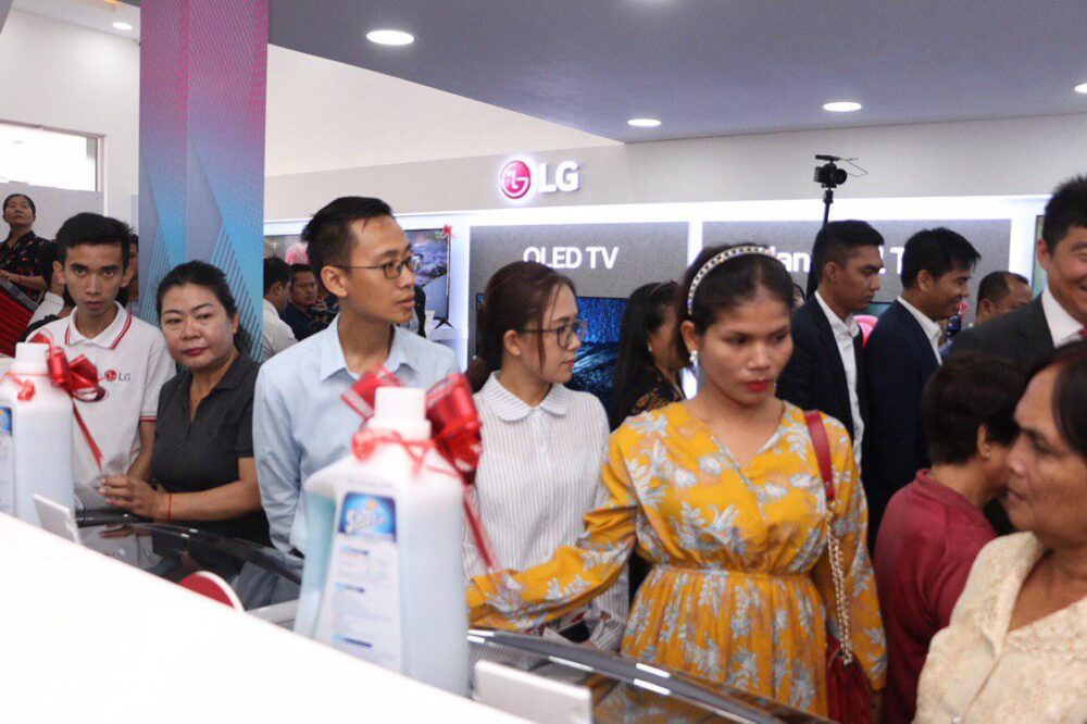 កក្រើកក្រុងតាខ្មៅ !! LG បើកសម្ពោធសាខាថ្មី LG BRANDSHOP 
