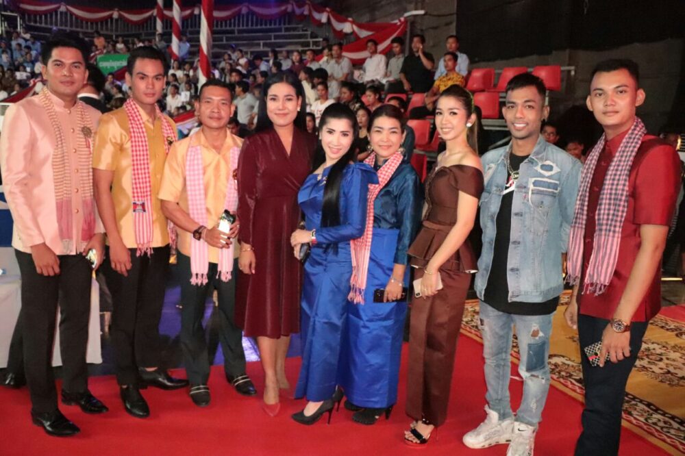 សិល្បករ​ខ្មែរ​ជាច្រើន​រូប​ ​រំលេច​ក្រមា​ខ្មែរ​ក្នុង​ប្រកួត​បុរស​នារី​ឯក​វាយនភណ្ឌ​