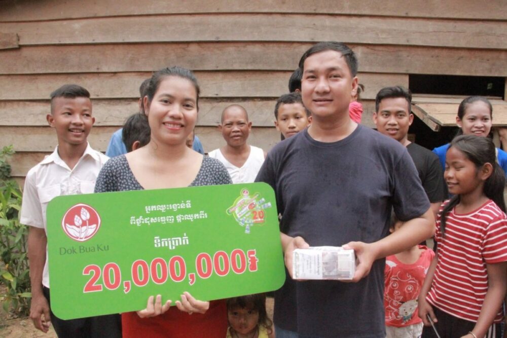 បុគ្គលិក​ធនាគារ​ម្នាក់​ ​មានសំណាង​បាន​ឈ្នះ​រង្វាន់២០លាន​រៀល​ពី​ថ្នាំ​ដុសធ្មេញ​ផ្កាឈូក២​